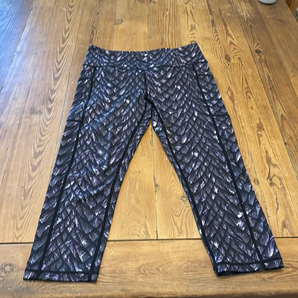 Purple dragon scale leggings - medium capri